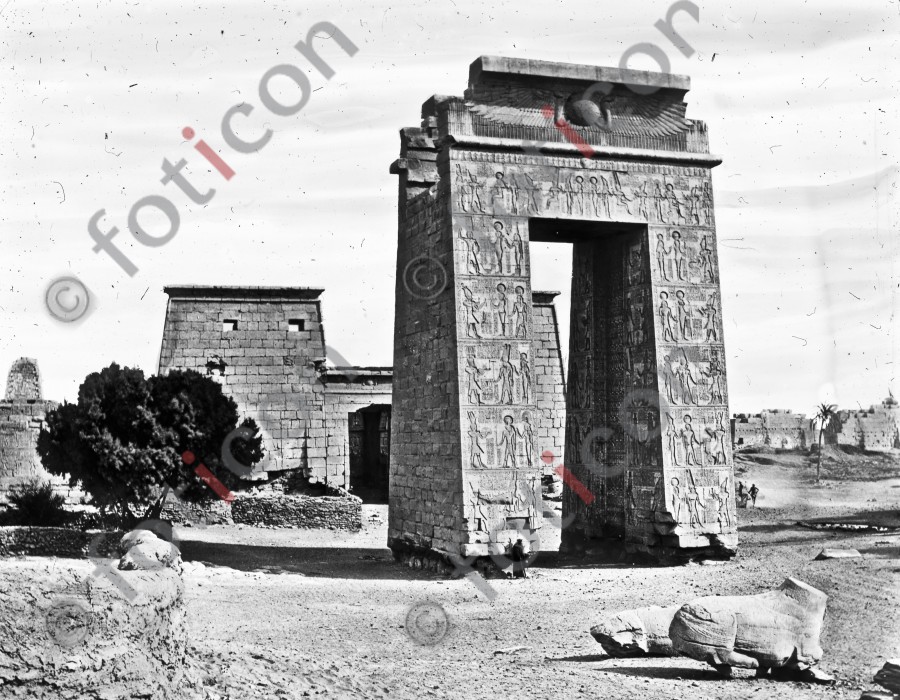 Pylon des Tempels | Pylon of the temple - Foto foticon-simon-008-042-sw.jpg | foticon.de - Bilddatenbank für Motive aus Geschichte und Kultur
